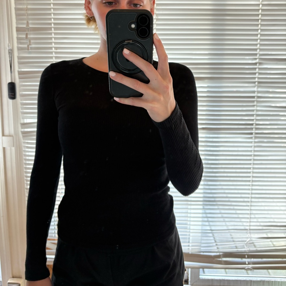 Ribbed Black Long Sleeve
